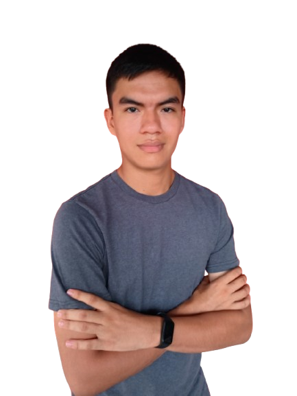 Luis Recinos de brazos cruzados posando para tomar una foto en su pagina web.